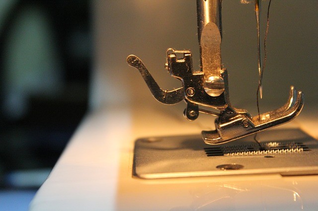 how to clean a sewing machine