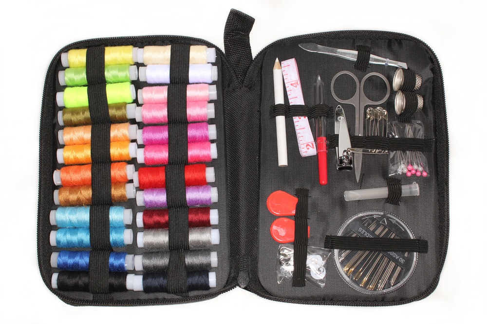 best travel sewing kit options featured image